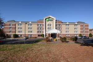 um edifício de hotel com um parque de estacionamento em frente em Holiday Inn Express Richmond I-64 Short Pump Area, an IHG Hotel em Richmond