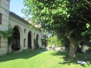 two people sitting in a yard next to a building at Fara1911 in Fonte