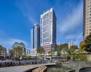上海上海镇坪智选假日酒店的城市天际线,高楼,河流