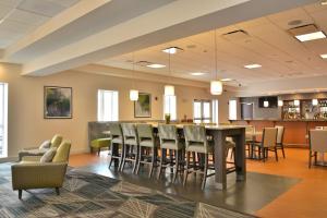 comedor con mesa y sillas en Holiday Inn Hotel & Suites Rochester - Marketplace, an IHG Hotel, en Rochester