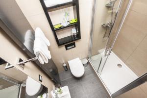 vistas a un baño con aseo y ducha en Hotel AquaCity Riverside, en Poprad 37 fotos más