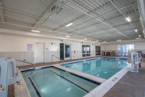 una gran piscina en un edificio en Holiday Inn Express & Suites Lehi - Thanksgiving Point, an IHG Hotel, en Lehi