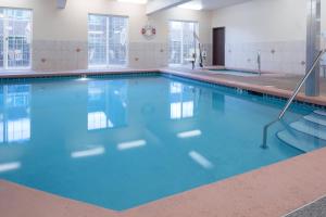 ein Pool mit blauem Wasser in einem Gebäude in der Unterkunft Holiday Inn Express Spokane-Valley, an IHG Hotel in Spokane Valley