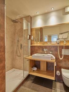 a bathroom with a sink and a shower at Lodner Hotel Drei Mohren in Lauingen
