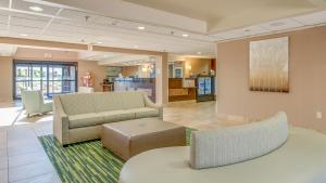 Khu vực ghế ngồi tại Holiday Inn Express Hotel & Suites Midlothian Turnpike by IHG