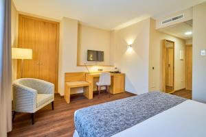 Postel nebo postele na pokoji v ubytování Hotel Guadalmedina