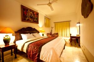 Postel nebo postele na pokoji v ubytování Grand Kumala Hotel - Hotel Kumala Legian Kuta Bali + 37 fotografií