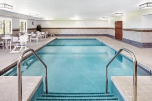 
The swimming pool at or near Holiday Inn Express Sheboygan-Kohler / I-43, an IHG Hotel
