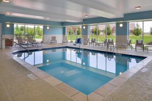 สระว่ายน้ำที่อยู่ใกล้ ๆ หรือใน Holiday Inn Express - Nashville South - Spring Hill, an IHG Hotel