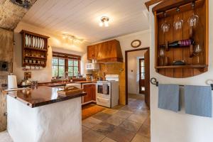 A kitchen or kitchenette at The Last Straw Cottage Nelson
