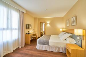 Postel nebo postele na pokoji v ubytování Hotel Guadalmedina