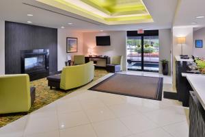 Afbeelding uit fotogalerij van Elimwood Hotel, A Ramada by Wyndham in Maryland Heights