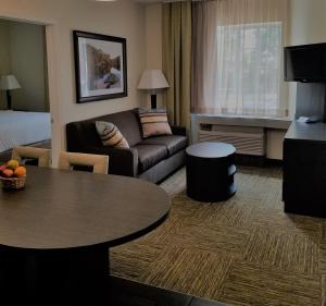 Candlewood Suites - East Syracuse - Carrier Circle, an IHG Hotel tesisinde bir oturma alanı