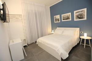 A bed or beds in a room at Delia Rooms & Gallery
