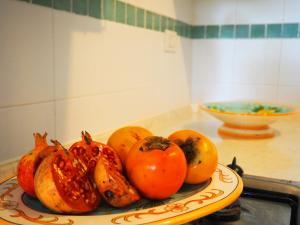 einen Teller Tomaten und anderes Gemüse auf einer Theke in der Unterkunft Casa Vacanze De Grazia direttamente sul Mare in Botricello