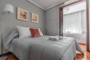 a bedroom with a bed with a towel on it at Ideal apto 2 hab/4 px acogedor y buenas calidades in Córdoba