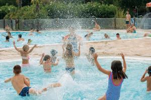 un gruppo di bambini che giocano in piscina di Camping Baia Verde a Manerba del Garda