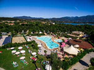 einen Luftblick auf einen Pool in einem Resort in der Unterkunft Camping Baia Verde in Manerba del Garda