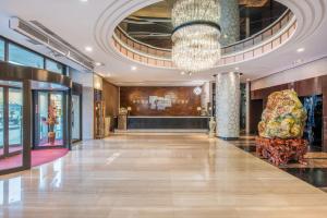 eine Lobby eines Gebäudes mit einem Kronleuchter in der Unterkunft Holiday Inn Express Beijing Huacai, an IHG Hotel in Peking