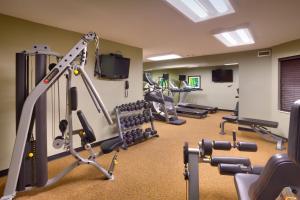 un gimnasio con cintas de correr y máquinas en una habitación en Staybridge Suites Peoria Downtown, an IHG Hotel, en Peoria
