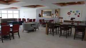 A restaurant or other place to eat at Holiday Inn Express Orlando - South Davenport, an IHG Hotel