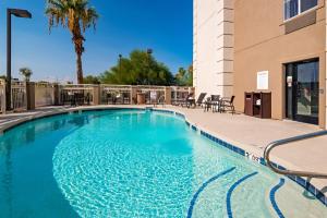 Bazén v ubytování Holiday Inn Express Peoria North - Glendale by IHG nebo v jeho okolí