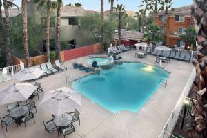 una vista aérea de una piscina con sillas y sombrillas en Holiday Inn Express Hotel & Suites Scottsdale - Old Town, an IHG Hotel, en Scottsdale