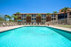 Bazén v ubytovaní Holiday Inn Express Scottsdale North, an IHG Hotel alebo v jeho blízkosti