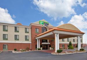 um edifício de hotel com um gazebo num parque de estacionamento em Holiday Inn Express Hotel & Suites O'Fallon-Shiloh, an IHG Hotel em Shiloh