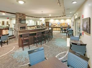 Televisyen dan/atau pusat hiburan di Holiday Inn Express Monticello by IHG