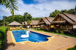 dziecko w nadmuchiwanym basenie w ośrodku w obiekcie AoNang Bamboo Pool Resort w Aonang Beach