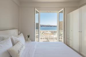 Postel nebo postele na pokoji v ubytování Eneos Kythnos Beach Villas-Executive and Premium Villas