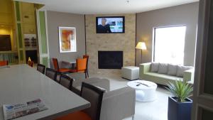 - un salon avec un canapé et une cheminée dans l'établissement Holiday Inn Express Hotel Kansas City - Bonner Springs, an IHG Hotel, à Bonner Springs