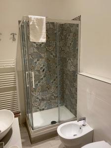 y baño con ducha, aseo y lavamanos. en B&B Sallustio Rooms, en Siena