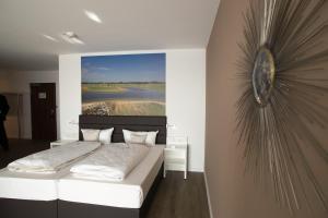 Schlafzimmer mit einem Bett mit Wandgemälde in der Unterkunft Hotel absolute in Gernsheim
