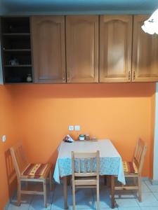 een keuken met een tafel en 2 stoelen bij Liszt Apartman in Szombathely