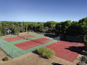 Instalaciones para jugar a tenis o squash en Belambra Clubs Résidence Cap d'Agde - Les Lauriers Roses o alrededores