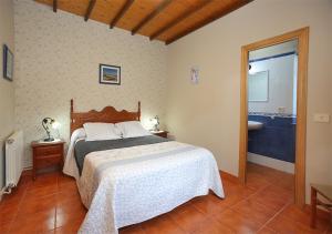 1 dormitorio con 1 cama y baño con bañera en Casa Elena Turismo Rural, en Reinante