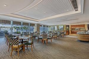 Harbour Plaza North Point tesisinde bir restoran veya yemek mekanı