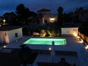 een zwembad voor een huis 's nachts bij INNOUTHOME Chalet familiar con piscina privada numero u in L'Ametlla de Mar