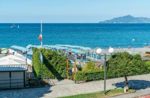 Blick auf den Strand mit Wasserpark in der Unterkunft Albergo Celeste in Sestri Levante