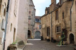 an alley in an old town with buildings at Le Boudoir d'artiste in Semur-en-Auxois