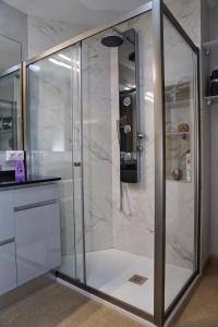 巴亞納的住宿－El Balcon，浴室里设有玻璃门淋浴