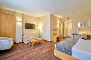 Un pat sau paturi într-o cameră la Hotel Guadalmedina