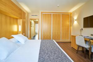 Postel nebo postele na pokoji v ubytování Hotel Guadalmedina