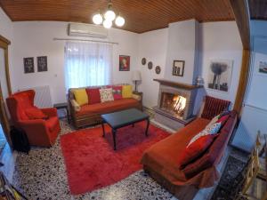 Kép Breathtaking Lake View Cottage with a Fireplace Next to Ioannina City! szállásáról Joáninában a galériában