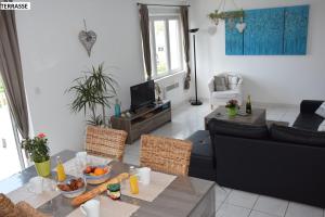 ein Wohnzimmer mit einem Tisch mit Essen drauf in der Unterkunft Les Toiles de Mer in Wimereux