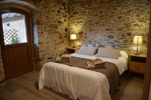 Tempat tidur dalam kamar di Cal Puó Turismo Rural