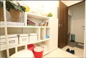 東京にあるKamiya TK Building 201の白い本棚付きの部屋