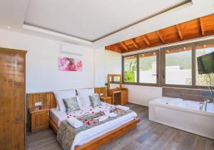 ein Schlafzimmer mit einem Bett und einer Badewanne in der Unterkunft Villa 2 Sleeps 4 Isolated Honeymoon-Villa Sardunya in Kaş + 18 Fotos